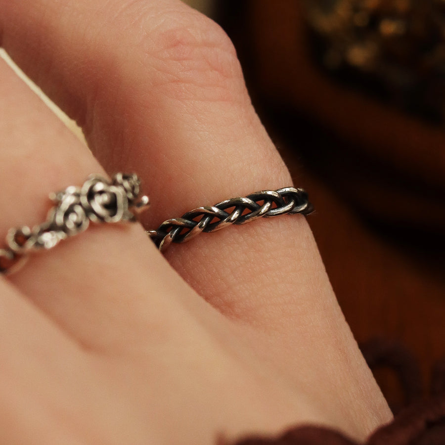 Twist Chain Pinky / Midi Ring