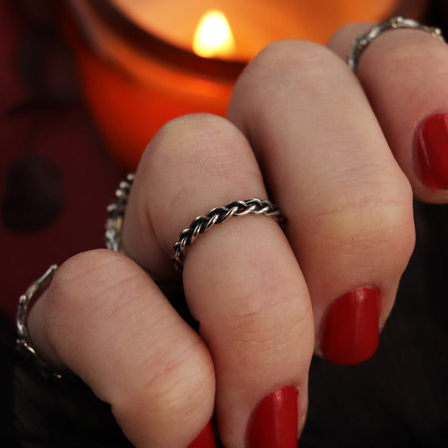 Twist Chain Pinky / Midi Ring